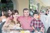 Brenda Batarse y Carlos Ruenes con sus hijos Carlitos y Julián Ruenes