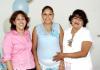 Angélica Muñoz de Martínez acompañada por las organizadoras de su fiesta de canastilla, con motivo del próximo nacimiento de su tercer bebé.