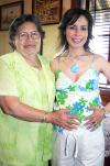 22 de agosto 2005
Mayra Angélica Rodríguez de Rivera acompañada por su mamá, Ana María Solís de Rodríguez, quien le organizó una fiesta de canastilla.