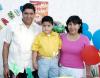 Diego Fernando con sus papás, Jesús Alonso y Martha Rangel, en la fiesta que le ofrecieron por sus cinco años.
