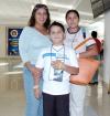 26 de agosto 2005
Humberto Ibarra y Vanessa Sierra viajaron al DF, los despidieron Félix y Cony López.