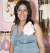 Adriana Ruvalvaba Rojas espera su primera bebé, por lo que disfrutó de una fiesta de canastilla en dís pasados.