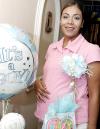 Con motivo del próximo nacimiento de su primera bebé, Claudia Rocío Aguilar de Bollbuck disfrutó de una fiesta de canastilla que le prepararon su mamá y sus hermanas.