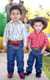 José Julián y Marco Antonio Villegas Gómez cumplieron tres y dos años de edd, respectivamente, y fueron festejados por su mamá, Aracely Gómez, y su abuelita, Alicia Flores.