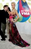Paulina Rubio con un vestido Dolce & Gabanna de encaje que permitía ver su ropa interior, entregó el premio a Gorillaz por su video de 'Feel good INC'.