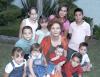 Esperanza López Figueroa con sus nietos en el Día del Abuelo.