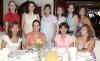 28 de agosto 2005
Vanessa Soto de Román, acompañada por algunas de las asistentes a la fiesta de canastilla que le prepararon en honor de la bebé que espera.