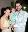 Any Godina de Mexsen y Omar Mexsen con su hija Emilia Mexsen.