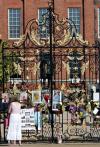 Ramos de flores, mensajes a la “princesa del pueblo” y fotografías se amontonan ya en la verja de hierro dorado y negro de la que fuera residencia oficial de Lady Di en Londres.