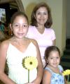 Laura de Leal, con sus hijas Laura y Alejandra.