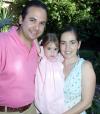 02 de septiembre 2005
Sofía junto a sus papás, Eduardo Carmona González y Marcela Pineda de Carmona.