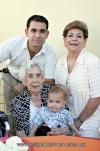 Santiago con sus abuelas Alejandra Gutiérrez de Aguiñaga y Artemisa Arrellano de Helguera