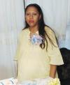 Jovita Herrera, captada en la fiesta de regalos que se le ofreció con motivo del cercano nacimiento de su bebé.