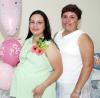 Jovita Herrera, captada en la fiesta de regalos que se le ofreció con motivo del cercano nacimiento de su bebé.