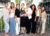 06 de septiembre 2005
Gloria Menéndez Ramírez acompañada de un grupo de amigas en pasado festejo para despedirla de su soltería.