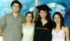 Alejandra Talamantes Valdivia, el día de su graduación acompañada de sus hermanos, Juan Antonio, Mayela y Rebeca.