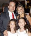 Alfonso Vargas y Lorena Islas de Vargas, con sus pequeñas hijas Lorena y Sofía Vargas Islas.