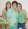 06 de septiembre 2005
Yolanda de la Rosa de Gutiérrez junto a sus hijas Karla y Talía.