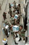 Se espera que los militares mexicanos se encuentren en tierra firme tres horas después de que iniciaron las labores de desmbarque, para dividirse en pequeños grupos que recorrerán toda la zona turística de la ciudad que es vigilada por militares estadounidenses.