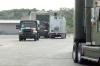 Los primeros vehículos de remolque, verdes y adornados con banderas mexicanas, cruzaron el puente internacional de Laredo.