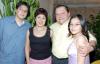 La festejada, Patricia Gándara en compañía de su esposo Julián y sus hijos Mauricio y Ana Patricia.