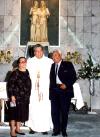 Juanita Ríos de Delgadillo y José Ángel Delgadillo acompañados del padre Alejandro Terrones garcía, quien festejará 25 años de servicio sacerdotal en próximas fechas.