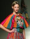 Pantalón vaquero con aplicaciones bordadas en bolsillos y blusa de tirantes en cuadros vichy con volante y enorme lazo,diseño de la colección primavera-verano 2006 de Jorge Vázquez.