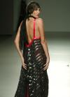 .-vestido de noche en tafeta verde claro con cinturones negros a la ciuntura y a la cadera,diseño de la colección primavera-verano 2006 de juanjo oliva