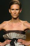 Vestido negro de noche, sobre top azul claro transparente, diseño de la colección primavera-verano 2006 de Juanjo Oliva.
