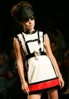 Minipantalón jaspeado de punto gordo, camisa de algodón anudada y sandalias con plataforma en cuadros vichy, diseño de la colección primavera-verano 2006 de Jorge Vázquez.