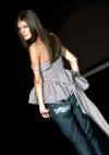 colorista conjunto de falda y blusa-capelina con bordados de animales, diseño de la colección primavera-verano 2006 de la alemana, afincada en españa, anke schlöde