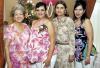 Elizabeth Arroyo de Castro acompañada de sus amigas, en la fiesta de regalos que le ofrecieron en días pasados.