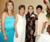 La futura novia acompañada de sus hermanas, Jéssica Robles y Janeth Robles Aznar, así como de su mamá, la señora Yolanda Aznar de Robles.