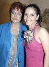 Josefina Crabtree García, en compañía de su mamá, el día de su fiesta de despedida.
