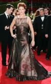 Debra Messing, protagonista de Will & Grace, lució un vestido tono cobre.