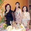 D-Abril Cepeda Rubio junto a su mamá, la Sra. Dora Rubio y su suegra, Alma Rosa Torre..