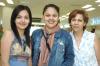 Nora Mendoza llegó  de Lima, Perú y fue recibida por Otilia y Jéssica Mendoza.