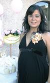 Berenice Estarada de Aguilar espera el nacimiento de su primer bebé y por ello recibió lindos regalos, en la fiesta de canastilla que le ofrecieron recientemente.