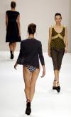Diseñador: Ronit Zilkha.
Moda presentada en Londres