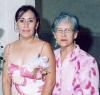 Gabriela Guerrero Rangel junto a su mamá, la sra. Delia Rangel de León, quien le ofreció una fiesta de despedida.