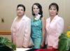 28 de septiembre 2005
La festejada Carolina junto a su mamá, Sara Betancourt de De la Garza y su futura suegra, Irene Robles Arredondo.