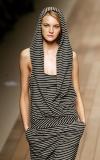 Una modelo presenta una creación de la colección Primavera-Verano 2006 de Max Mara.