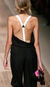 Una modelo presenta una creación de la colección Primavera-Verano 2006 de Max Mara.