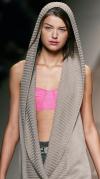 Una modelo presenta una creación de la colección Primavera-Verano 2006 de Max Mara.