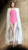 Una modelo presenta una creación de la colección Primavera-Verano 2006 de Max Mara.