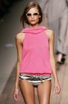 Una modelo presenta una creación de la colección Primavera-Verano 2006 de Max Mara.
