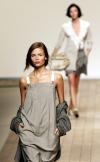 Una modelo presenta una creación de la colección Primavera-Verano 2006 de Max Mara.