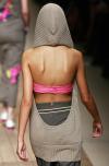 Una modelo presenta una creación de la colección Primavera-Verano 2006 de Max Mara.