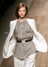 Una modelo presenta una creación de la colección Primavera-Verano 2006 de Max Mara.