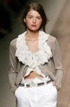 Una modelo presenta una creación de la colección Primavera-Verano 2006 de Enrico Coveri.